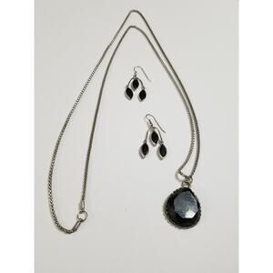 Black stone silvertone fourty inch necklace with a pair of dangle earrings N154*